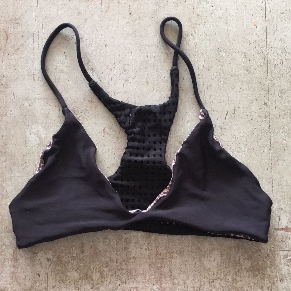 BLACK ACACIA JAWS TOP